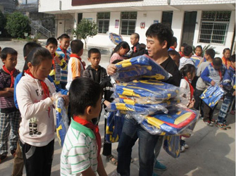 瑞安唯美L&D陶瓷“筑夢(mèng)計(jì)劃”為大南小學(xué)捐贈(zèng)書(shū)包